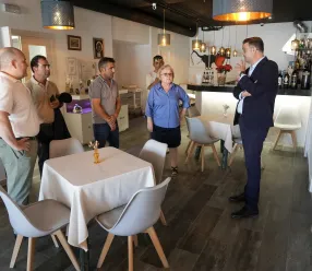 Amador Pastor visita la Escuela de Hostelería de Castilla-La Mancha