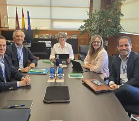 La Consejería de Desarrollo Sostenible y Ecovidrio avanzan en la negociación del convenio marco para mejorar la recogida selectiva de vidrio en Castilla-La Mancha