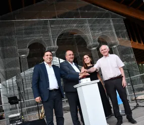 El vicepresidente primero, José Luis Martínez Guijarro, inaugura la restauración y acondicionamiento del Balneum de la Villa Romana de Noheda.