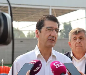 El vicepresidente segundo del Gobierno de Castilla-La Mancha, José Manuel Caballero, ha instado a proteger el medio rural desde la colaboración y la solidaridad institucional porque “no es momento de guardarse medios disponibles cuando la emergencia de los incendios no entiende de fronteras territoriales”. En este sentido, ha puesto en valor la actitud de colaboración y solidaridad que está manteniendo el Gobierno de Castilla-La Mancha y su presidente Emiliano García-Page.