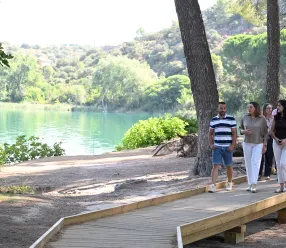 El programa de Turismo Azul Sostenible, que el Gobierno de Castilla-La Mancha ha desarrollado con cargo a los fondos europeos Next Generation como parte de una Acción de Cohesión en Destino, ha invertido más de 1,2 millones de euros en la mejora de accesibilidad, ambiental y en el ámbito de la sostenibilidad las zonas naturales de baño de la región. Así lo ha destacado la consejera de Economía, Empresas y Empleo, Patricia Franco, que ha visitado algunas de estas actuaciones en la Laguna Santos Morcillo, en