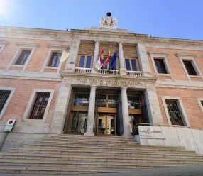 El Gobierno de Castilla-La Mancha, a través de la Consejería de Hacienda, Administraciones Públicas y Transformación Digital, ha dado un paso estratégico en la modernización de la Administración regional con la formalización del contrato para el desarrollo de un marco normativo de inteligencia artificial generativa, destinado a transformar y mejorar los servicios públicos de la Comunidad Autónoma.