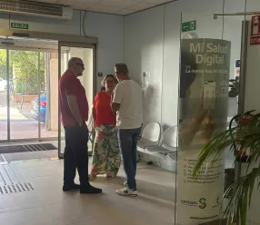 El Gobierno regional mejora la accesibilidad del consultorio de Viso del Marqués con un sistema automático de apertura de puertas