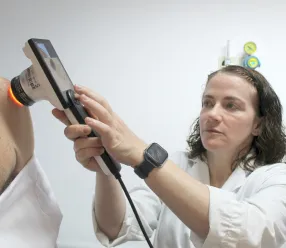 El Gobierno de Castilla-La Mancha refuerza la detección precoz del melanoma en el Hospital de Ciudad Real con un dermatoscopio de última generación