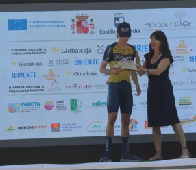 Blanca Fernández en la entrega de maillots de la II Vuelta Ciclista a CLM Leader