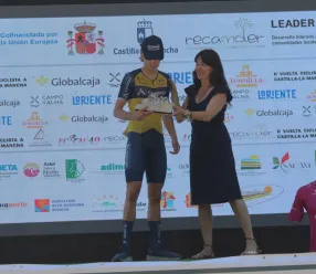 Blanca Fernández en la entrega de maillots de la II Vuelta Ciclista a CLM Leader