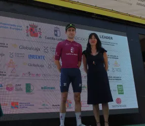 Blanca Fernández en la entrega de maillots de la II Vuelta Ciclista a CLM Leader