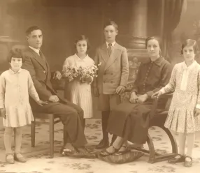 Fotografía Familiar. Años 20. Almendral de la Cañada (Toledo). Fondo Los Legados de la Tierra. Archivo de la Imagen de Castilla-La Mancha.