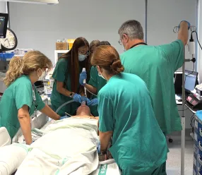Médicos intervienen a un paciente con apnea del sueño