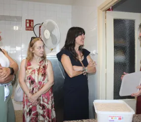 Blanca Fernández felicita al maestro panadero Alberto Navas por haber sido acreditado como uno de los 50 mejores panaderos de España