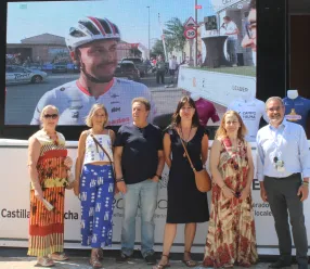 Blanca Fernández en  la meta en Almadén de la II Vuelta Ciclista a CLM Leader