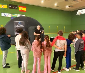 El Gobierno regional acerca el planetario móvil al alumnado de 34 centros educativos con el objetivo de estimular la divulgación científica