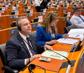 Emiliano García-Page y Nazareth Rodrigo en el Parlamento Europeo