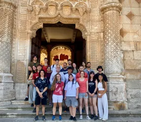 El delegado de Educación, Cultura y Deportes, Ángel Fernández-Montes, recibe a los jóvenes participantes en el campamento de voluntariado de Umbralejo