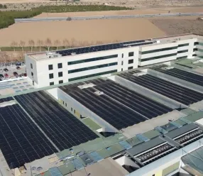 El Gobierno de Castilla-La Mancha continúa avanzando en la modernización del sistema sanitario regional, incorporando la sostenibilidad y la eficiencia energética como ejes estratégicos para hacer más eficientes, innovadoras y sostenibles las infraestructuras sanitarias. La modernización de la sanidad pública no solo pasa por la construcción de nuevos centros o la incorporación de tecnología sanitaria de última generación, también implica avanzar hacia un modelo de gestión más eficiente y sostenible, capaz