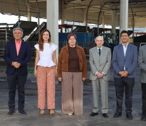 Visita de José Manuel Caballero y Julián Martínez Lizán a la cooperativa 'Virgen de las Viñas'
