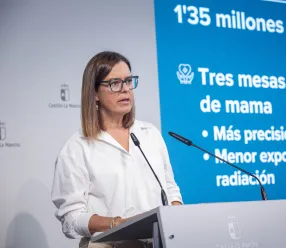 Toledo, 16 de septiembre de 2026.- El Gobierno de Castilla-La Mancha va a destinar 1,35 millones de euros a renovar las mesas de biopsia de mama de los hospitales de Ciudad Real, Guadalajara y Nuestra Señora del Perpetuo Socorro de Albacete, con la incorporación de tres equipos de última generación que permitirán mejorar la precisión de las pruebas y reducir los tiempos necesarios para realizarlas. Así lo ha explicado en rueda de prensa la portavoz del Ejecutivo autonómico, Esther Padilla, tras la reunión s