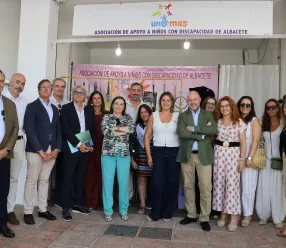Alberto Jara, durante una visita a la Asociación 'Un@ Más' en la Feria de Albacete