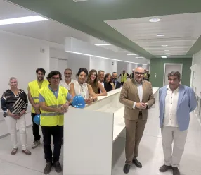 Comienza la preparación de los espacios La Gerencia de Atención Integrada de Puertollano recepciona la primera fase de obras del nuevo Hospital Universitario de Puertollano 	La primera entrega de las obras comprende las plantas 2 y 3 de Hospitalización, la zona de Consultas Externas y las dependencias de Admisión y Gerencia. Se inicia ahora una nueva fase centrada en la limpieza y acondicionamiento de los espacios para preparar su posterior dotación de mobiliario. 	Con la entrega progresiva de las distint