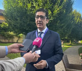 El vicepresidente segundo, José Manuel Caballero, ha recordado que el presidente García-Page confirmó que esta planta, que creará más de 200 empleos, se instalaría en Puertollano y que desde el Gobierno de Castilla-La Mancha se están iniciando trámites para poder desarrollar un encuentro con el vicepresidente de la Comisión Europea responsable de las materias primas que son estratégicas.    Por su parte, la directora general de Asuntos Europeos, Nazareth Rodrigo. ha explicado que el Gobierno regional ya
