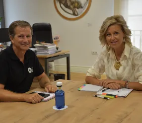 La delegada de la Junta en Cuenca, Marian López, ha mantenido un encuentro con el nuevo presidente de la Asociación de Clubes Deportivos de Cuenca (ACDC), Javier Torrijos.