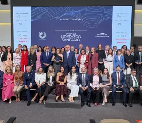 Castilla-La Mancha recibe un doble reconocimiento en los Premios al Liderazgo Sanitario por su compromiso con la humanización y la experiencia del paciente