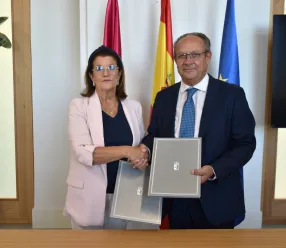 El Gobierno de Castilla-La Mancha ha contribuido a la creación de cerca de 4.700 nuevas empresas en la región desde el año 2015 a través de los centros de ventanillas únicas empresariales (VUE) de la comunidad autónoma, que operan en las Cámaras de Comercio y que se encuentran vinculadas a las competencias propias de la Consejería de Hacienda, Administraciones Públicas y Transformación Digital. Concretamente, se ha favorecido a la creación de 4.695 empresas nuevas y otras más de 300 están en fase de tramita