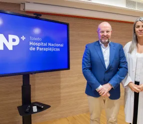 El Hospital Nacional de Parapléjicos, centro dependiente del Servicio de Salud de Castilla-La Mancha (SESCAM), ha presentado hoy su nueva identidad corporativa, una imagen más sencilla y actual con la que la institución quiere proyectar la evolución experimentada a lo largo de más de medio siglo de historia y afrontar una nueva etapa manteniendo intacta la esencia que ha convertido al centro en referencia nacional en la atención y la investigación de la lesión medular.