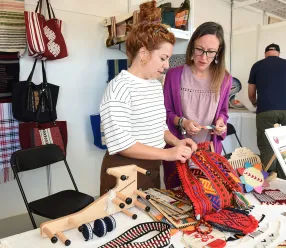 La 45 edición de FARCAMA encara con buenas perspectivas el fin de semana y anima a los visitantes a comprar artesanía de Castilla-La Mancha