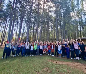 La delegada provincial de Bienestar Social, Susana Zomeño, ha acompañado este martes a los participantes en la primera de las dos rutas senderistas para personas con discapacidad que se celebrarán este otoño en la provincia de Cuenca.