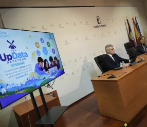 La directora general de Innovación Educativa, Mariló Pérez y el director de la Oficina del Dato, Christian Cobas, presentan la actividad ´Datathon CLM´