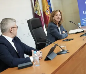 La directora general de Innovación Educativa, Mariló Pérez y el director de la Oficina del Dato, Christian Cobas, presentan la actividad ´Datathon CLM´