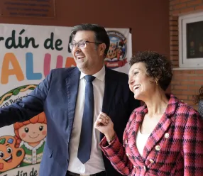 Amador Pastor en una visita al CEIP 'Benjamín Palencia' de Barrax