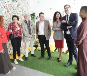 Amador Pastor en una visita al CEIP 'Benjamín Palencia' de Barrax