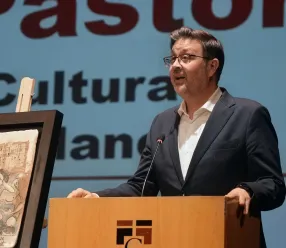 El Gobierno regional reconoce la labor de las Amigas de la Lectura y los clubes de lectura y destaca el legado de Joan Manuel Serrat