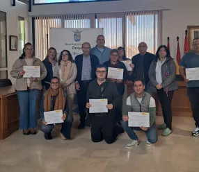 FOTO DE FAMILIA ENTREGA DE DIPLOMAS