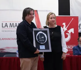 Elena Escobar en la entrega de los premios relativos a los concursos ‘Vino y Cultura’ 2026 de la DOP La Mancha