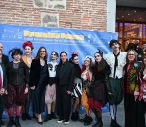 El Gobierno de Castilla-La Mancha ha destacado la contribución de los Premios Pávez a la difusión del cine y a la visibilidad de los profesionales del cortometraje. Así lo ha señalado la consejera portavoz, Esther Padilla, durante su asistencia a la XIII edición del Festival Internacional de Cine de Talavera de la Reina, donde ha felicitado a las personas galardonadas y ha agradecido a la asociación cultural Trax Trex Trix la organización de esta cita.