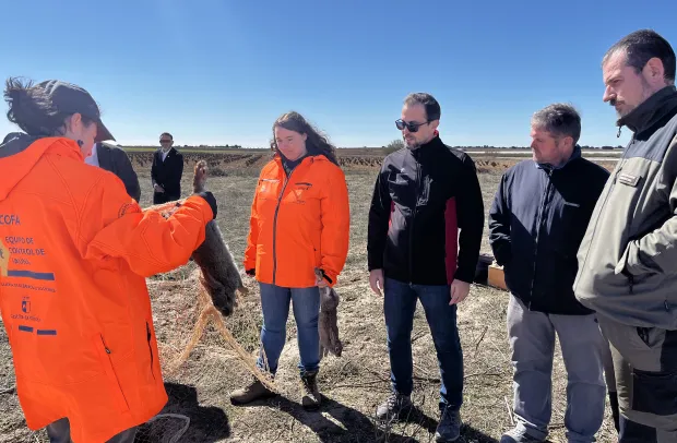El viceconsejero de Medio Ambiente ha presentado los nuevos equipos de control de fauna para hacer frente a la plaga de conejos