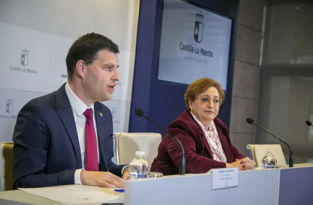 . La viceconsejera de Servicios y Prestaciones Sociales, Guadalupe Martín, y el director general de Acción Social, Santi Vera