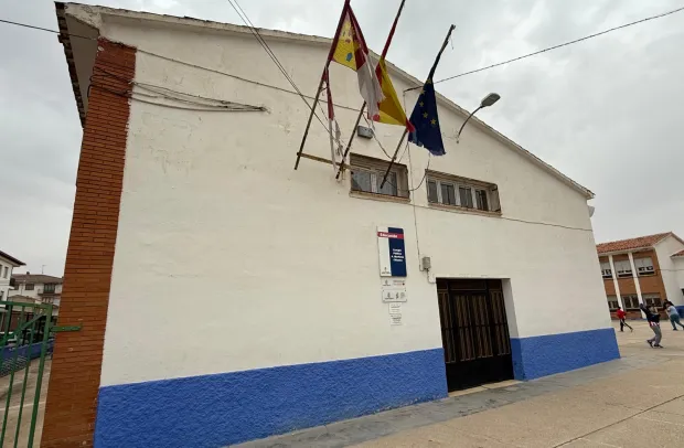 Fachada del CEIO 'Adolfo Martínez Chicano' de Las Pedroñeras, en Cuenca.