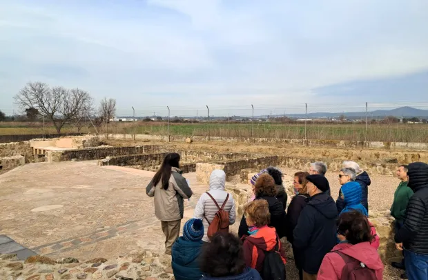 Grupo de visitantes al yacimiento Villa Romana "El Saucedo" de Talavera la Nueva (Toledo)