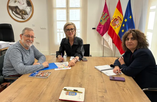 La delegada de la Junta, Marian López, se reunión con el presidente de ADOCU, Carlos Vicente Cuesta, y la delegada provincial de Bienestar Social, Susana Zomeño.