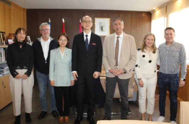 El delegado provincial de Educación, Cultura y Deportes en Ciudad Real, José Caro, ha recibido a una representación de la Universidad de Chongqing
