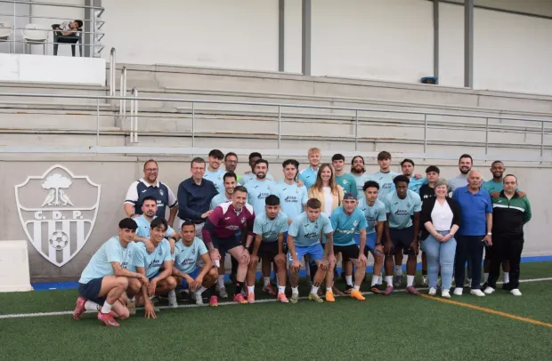 Visita del delegado provincial de Educación, Cultura y Deporte, Gustavo Martínez, al CD Pedroñeras.