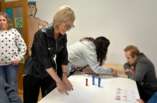 La delegada de la Junta en Cuenca, Marian López, y la delegada provincial de Bienestar Social, Susana Zomeño, han visitado la sede de la Asociación de Familiares y Enfermos de Alzheimer de Cuenca (AFYEDALCU)
