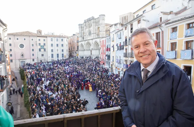 Emiliano García-Page en la Procesión ‘Camino del Calvario’ en Cuenca