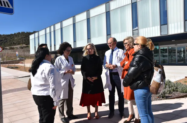 la delegada de la Junta en Cuenca, Marian López, en una de las paradas más demandadas del servicio, ubicada en el Hospital Universitario de Cuenca, junto a la delegada provincial de Fomento, Ana Ponce; el gerente del Área Integrada de Cuenca, José Antonio Ballesteros; la directora de Continuidad Asistencial y Calidad, Begoña Valverde; y la responsable de la empresa adjudicataria, Rubiocar, Ana Valladolid.