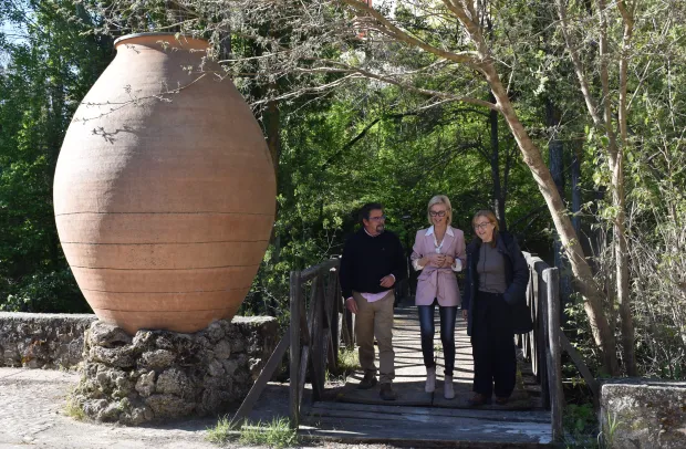 La delegada de la Junta en Cuenca, Marian López, ha visitado Albalate de las Nogueras junto a su alcalde, Pedro Luis Auñón, y la concejala Cristina Notario