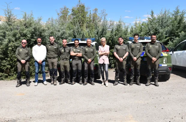 •	La delegada provincial de la Junta en Cuenca, Marian López, ha dado la bienvenida a los cinco nuevos agentes, junto al delegado provincial de Desarrollo Sostenible, José Ignacio Benito